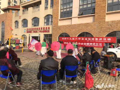 红色文艺轻骑兵小分队走进洪山头社区