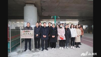 区民政局为汉津社区居民捐赠健身器材  
