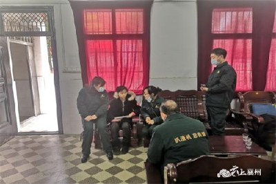 情系贫困学生   展现企业担当
