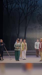 湖北省豫剧团创作的大型南派豫剧《鹿门山下的女人》昨晚激情上演