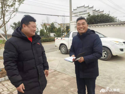古驿镇党委书记新春给支书送工作笔记本