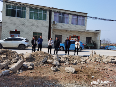 张家集镇人大主席团调研文体广场建设工作情况