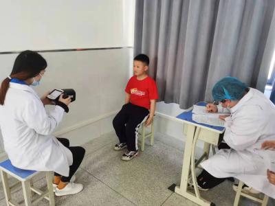 区儿童青少年近视防控中心到区五中开展视力筛查活动