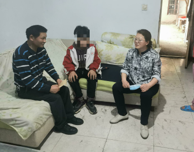 人大代表积极贴近群众 为困难家庭“减负”解难