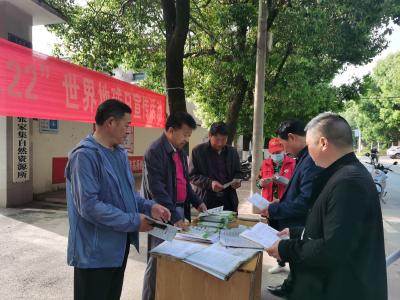 代表群众共携手 维护地球绿底色