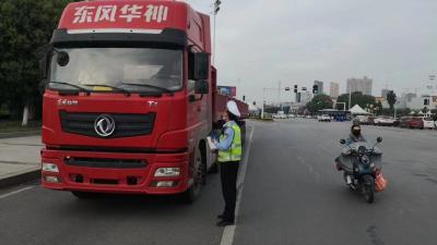 襄州交警走上街面开展“一盔一带”宣传提示活动