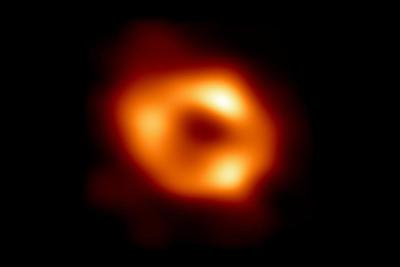 天文学家公布银河系中心超大质量黑洞的首张照片