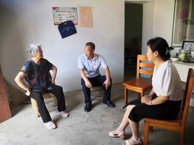入户察民情 真情解民忧 