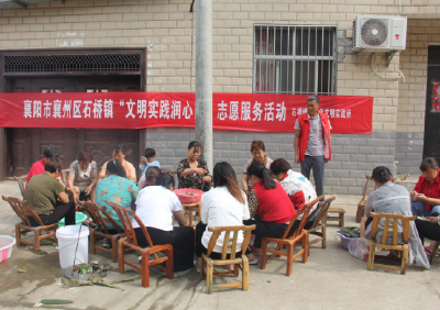 石桥镇：粽香迎端午 志愿服务情