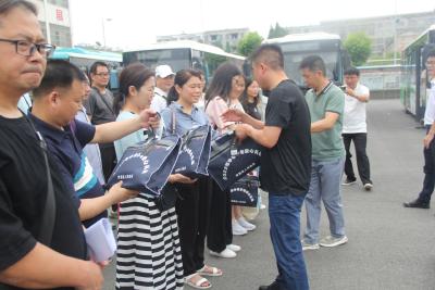 慰问护考教师 助力学子赴考