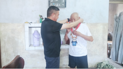 光荣在党50周年 纪念勋章暖心送达  