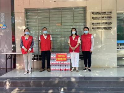 区委老干部局党员志愿者下沉社区助力核酸检测           