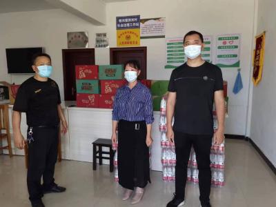 人大代表“送清凉”  点滴关怀润人心