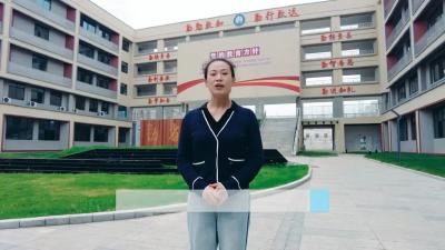 和主持人一起参观新建的襄州十中