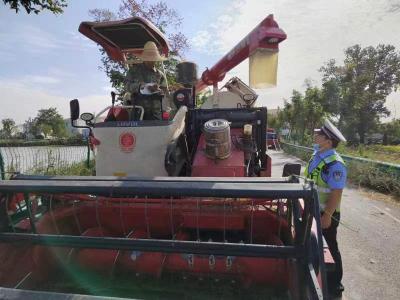襄州交警：护秋收 保安全 在行动 打响农忙季节“交通安全战”！