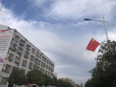 红旗飘飘迎国庆 柳乡尽染“中国红”