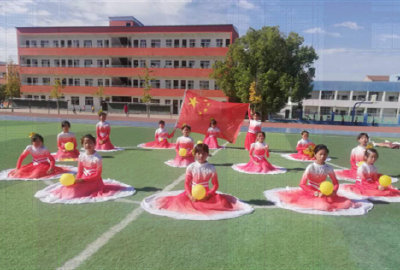 我和国旗合个影 晒出浓浓爱国情