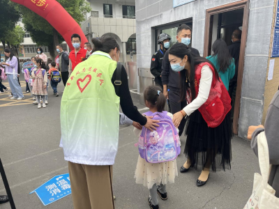 站好“护学岗” 温暖上学路