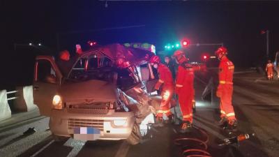 两车相撞一人被困  襄州消防成功营救！