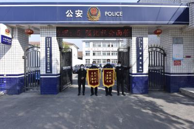 襄州警方：千里追赃12万  受骗群众送锦旗