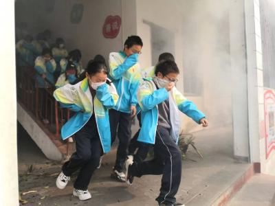 警钟长鸣保安全 防火防震常态化