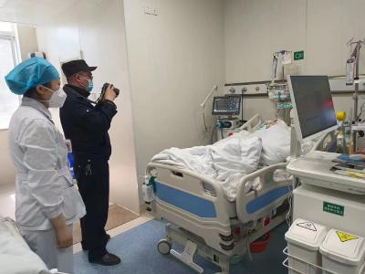 襄州民警将户籍窗口“搬”进了病房 
