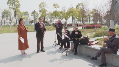 襄州浩然广场老年戏歌团用音乐奏响幸福乐章