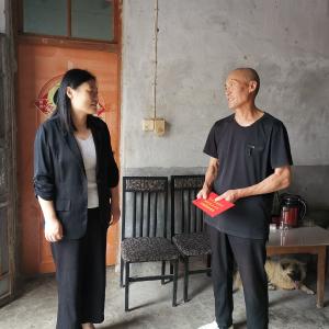 时刻把老党员和困难党员的冷暖放在心上