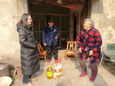  巾帼送温暖 关爱暖人心