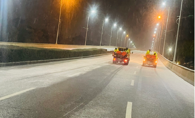 道路结冰谨慎行  市政除雪暖人心