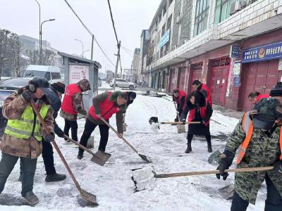 襄州区黄集镇：破冰除雪保出行 雪中送炭暖人心
