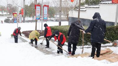 铲雪除冰  为市民游园赏雪安全护航