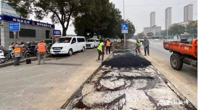 抢抓晴好天气 道路维修养护忙