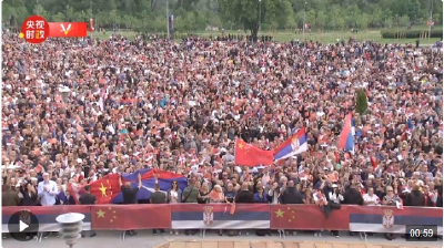 独家视频丨震撼场面！上万名塞尔维亚群众走上街头 热烈欢迎习近平主席到访