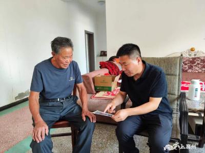 峪山镇人大走访慰问老党员、老人大代表