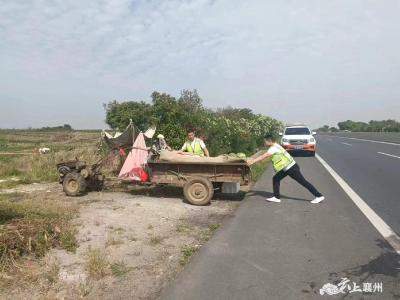 路边“摆摊”隐患大，及时劝阻保畅通