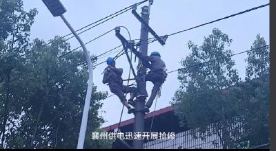 暴雨来袭，电力铁军守护万家灯火