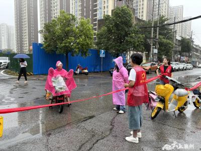 突降暴雨 “逆行者”为群众撑起“安全伞”