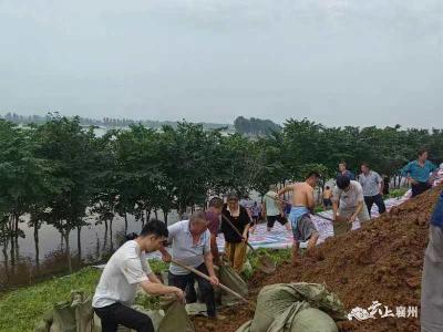 干群合力，共筑防汛抢险坚固防线