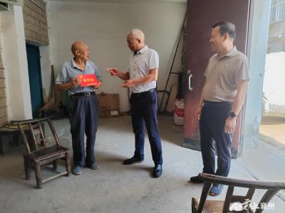 区领导走访慰问困难党员