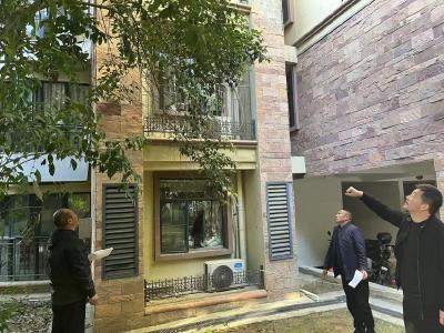 修剪树木除隐患 “剪”出居民安全感