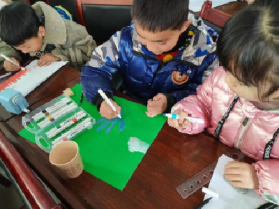 古驿镇“爱心托管班”：小小的画笔 缤纷的世界