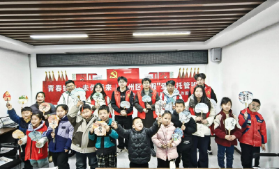 襄州区“寒假爱心托管班”开展“漆彩童韵·扇绘梦想”漆扇文化体验活动