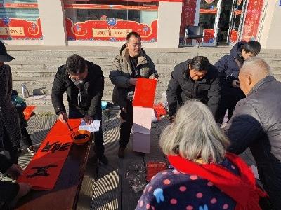 黄集镇：墨笔送春联 喜迎金蛇年