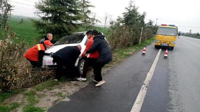 路遇车辆侧翻  养护职工及时救援