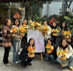 区信访局开展“妙手生花 绽放芳华”三八妇女节插花活动