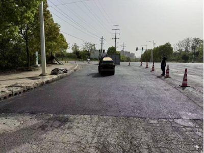 修复园区道路  提升通行环境