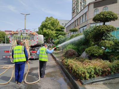 及时抗旱治虫 确保绿化成果