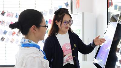 图书管理员坚守岗位 陪伴读者度过书香假日
