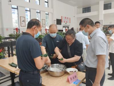 区机关事务服务中心组织开展端午节包粽子活动